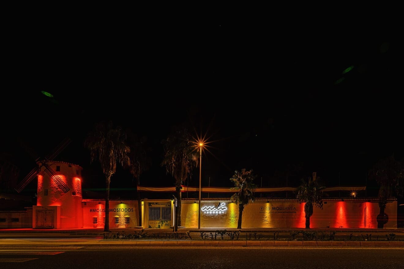 Fachada de Moli Jávea iluminada
