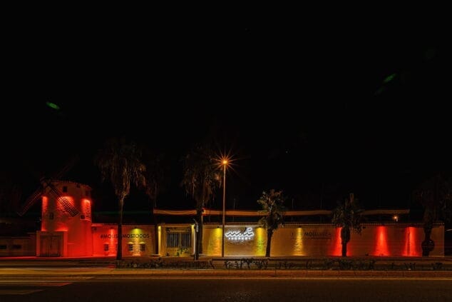 Imagen: Fachada de Moli Jávea iluminada