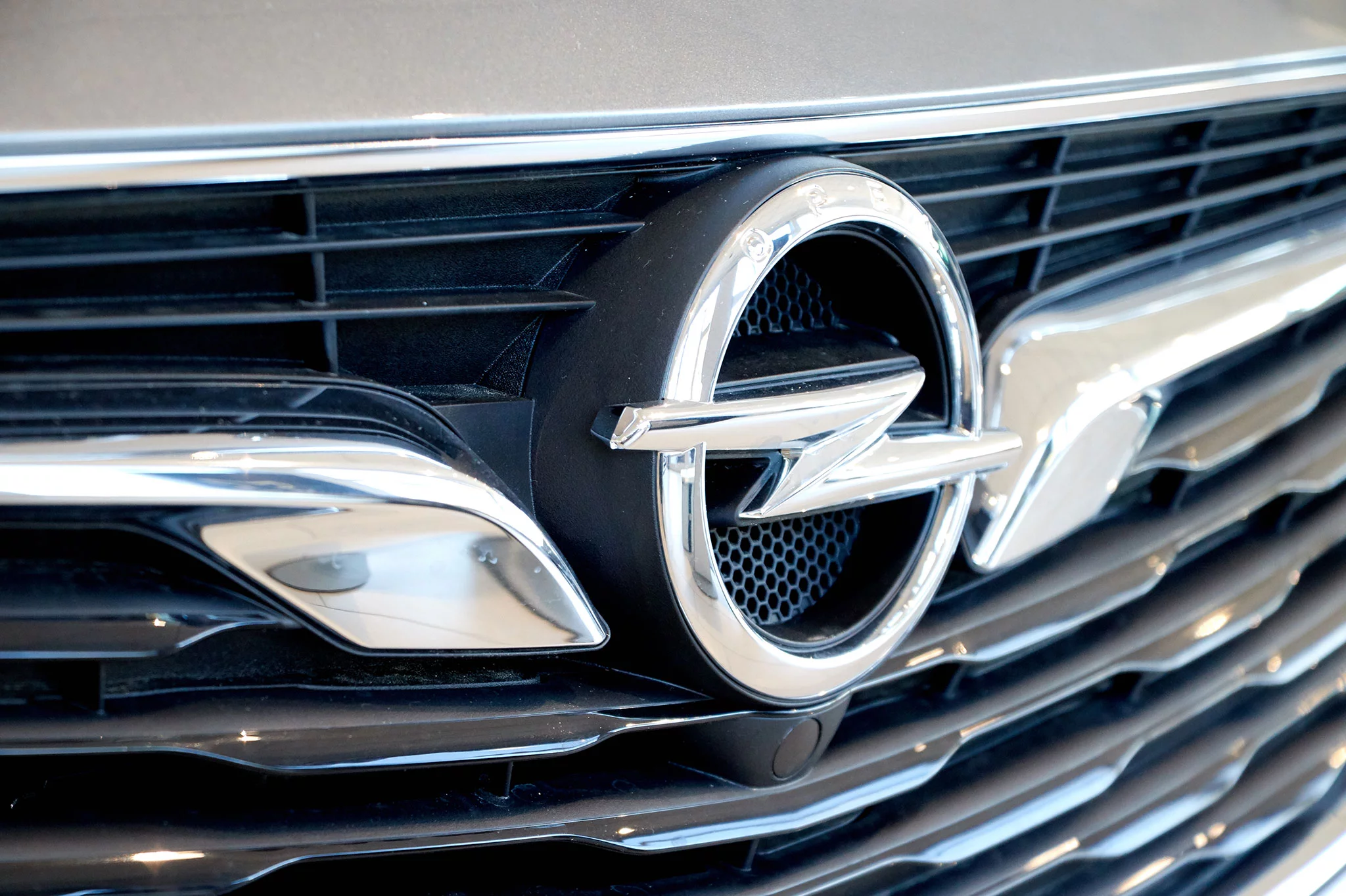 Insignia Opel en un vehículo – Auto Dénia Motors