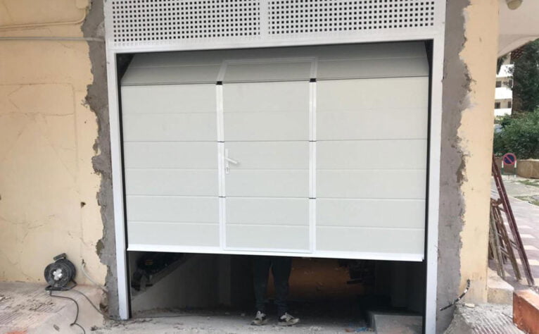 Instalación de una puerta seccional en un garaje - Alucardona PVC y Aluminios S.L.