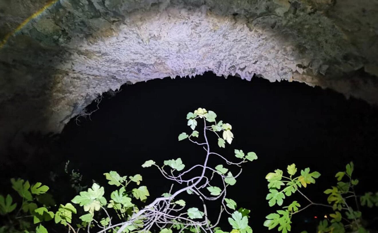 Fotografía desde el interior de una de les Coves Santes (Autor: Miguel Ángel Mayans)