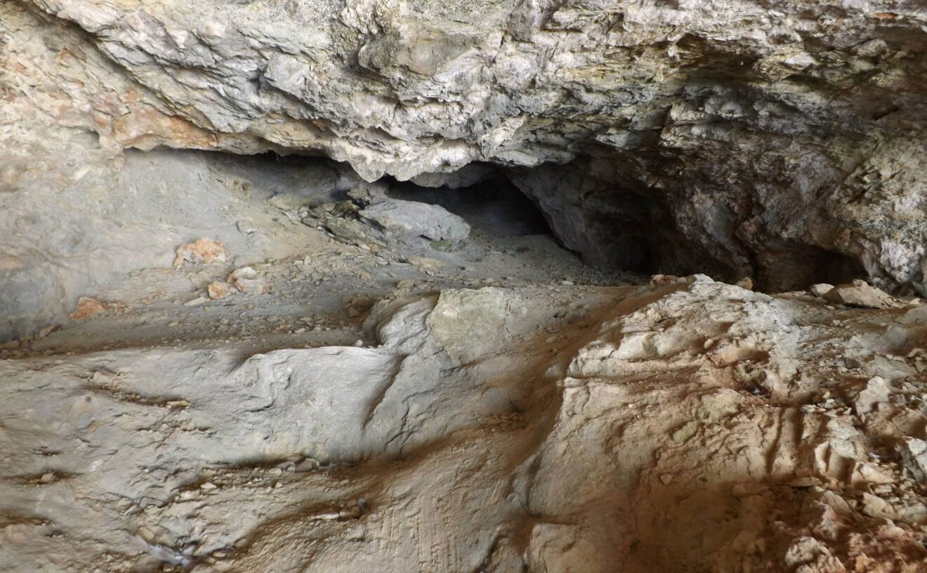 Interior de una de les Coves Santes (Imagen: Gato Jim)