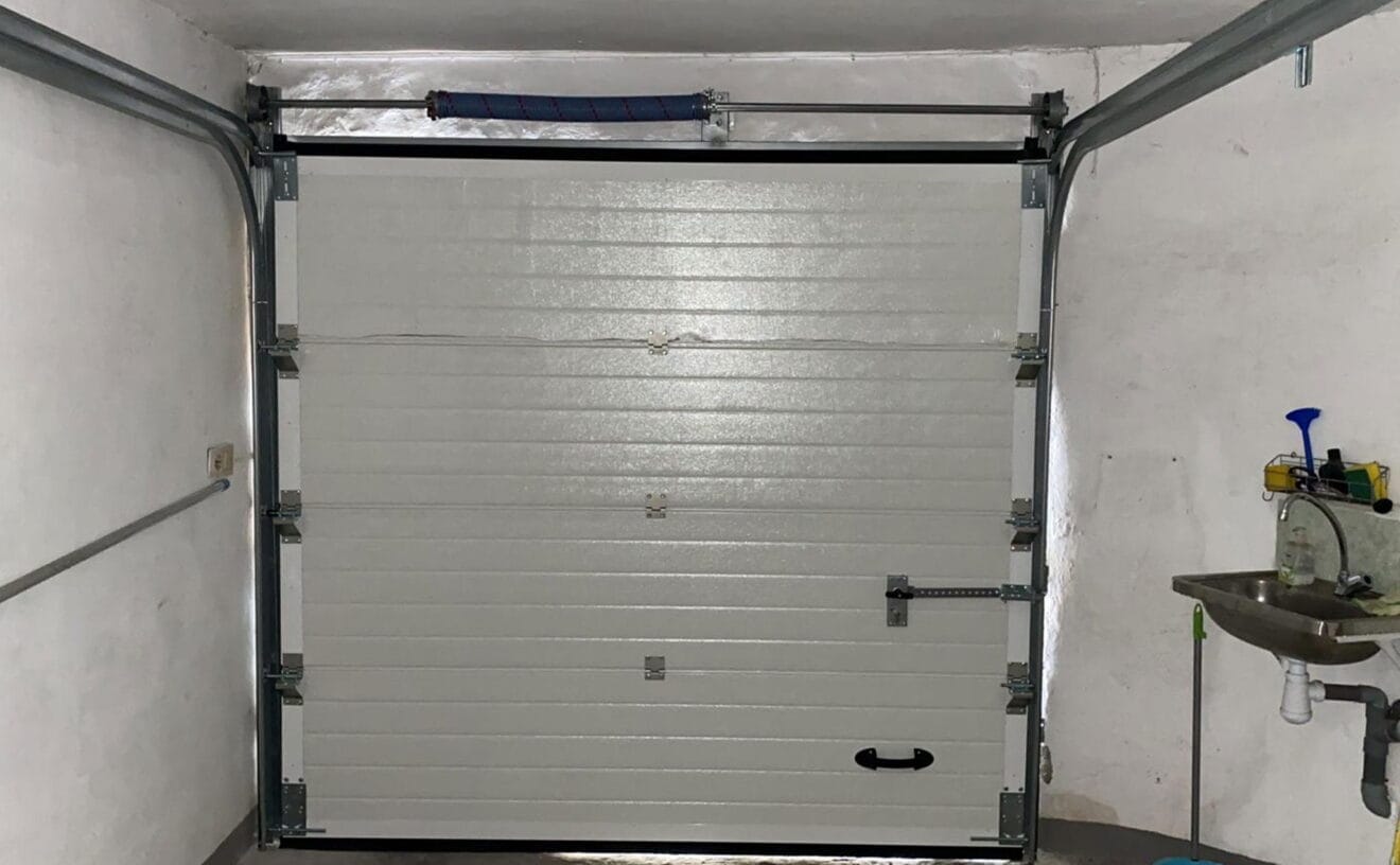 Interior de una puerta seccional en un garaje - Alucardona PVC y Aluminios S.L.