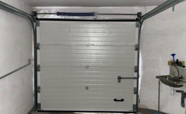 Interior de una puerta seccional en un garaje – Alucardona PVC y Aluminios S.L.