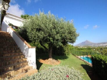 Jardín de una villa en venta en El Tosalet en Jávea – Atina Inmobiliaria