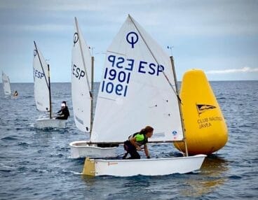 Jóvenes regatistas de clase Optimist en el control