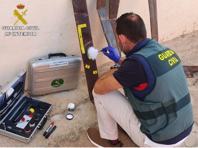 Imagen: La Guardia Civil comprueba las huellas de las tuberías robadas