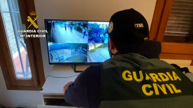 Imagen: La Guardia Civil detiene a 15 componentes de una organización criminal