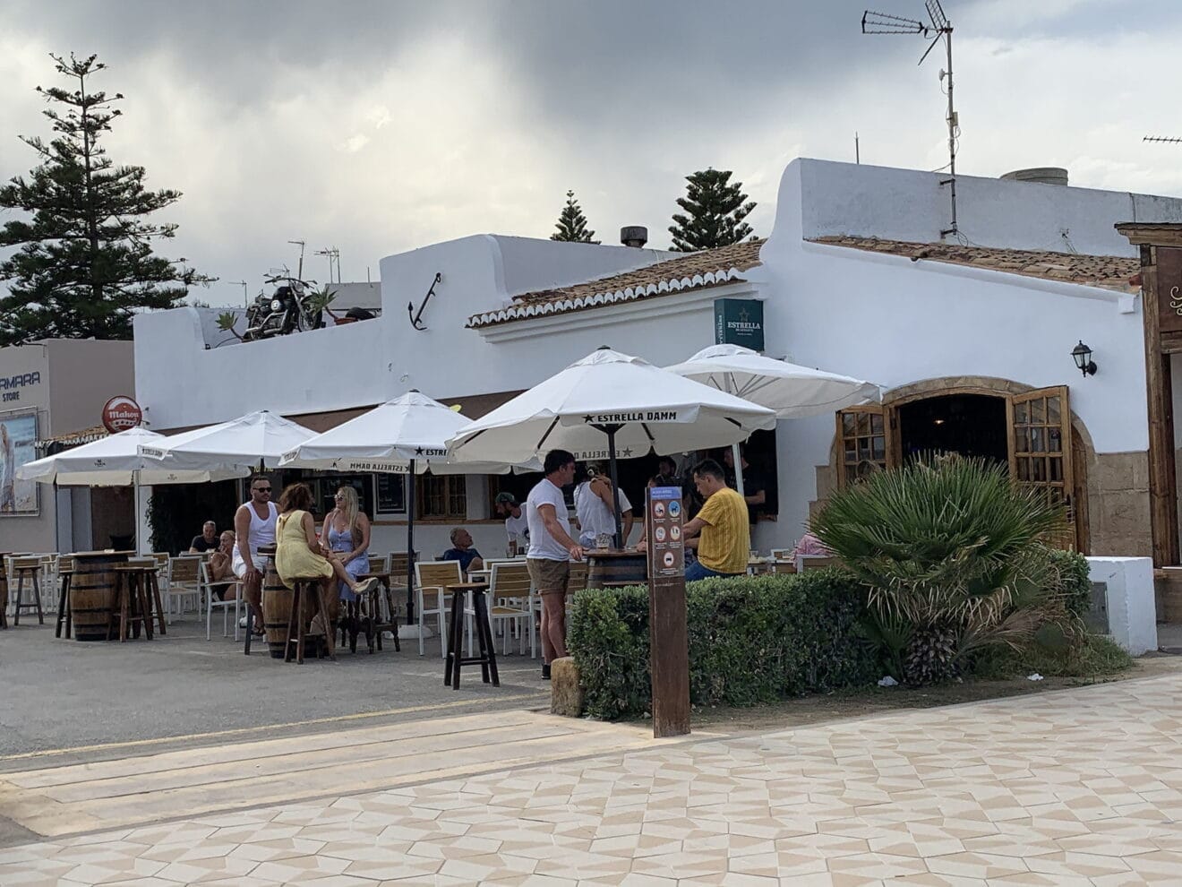 La terraza de un bar en la playa del Arenal de Xàbia