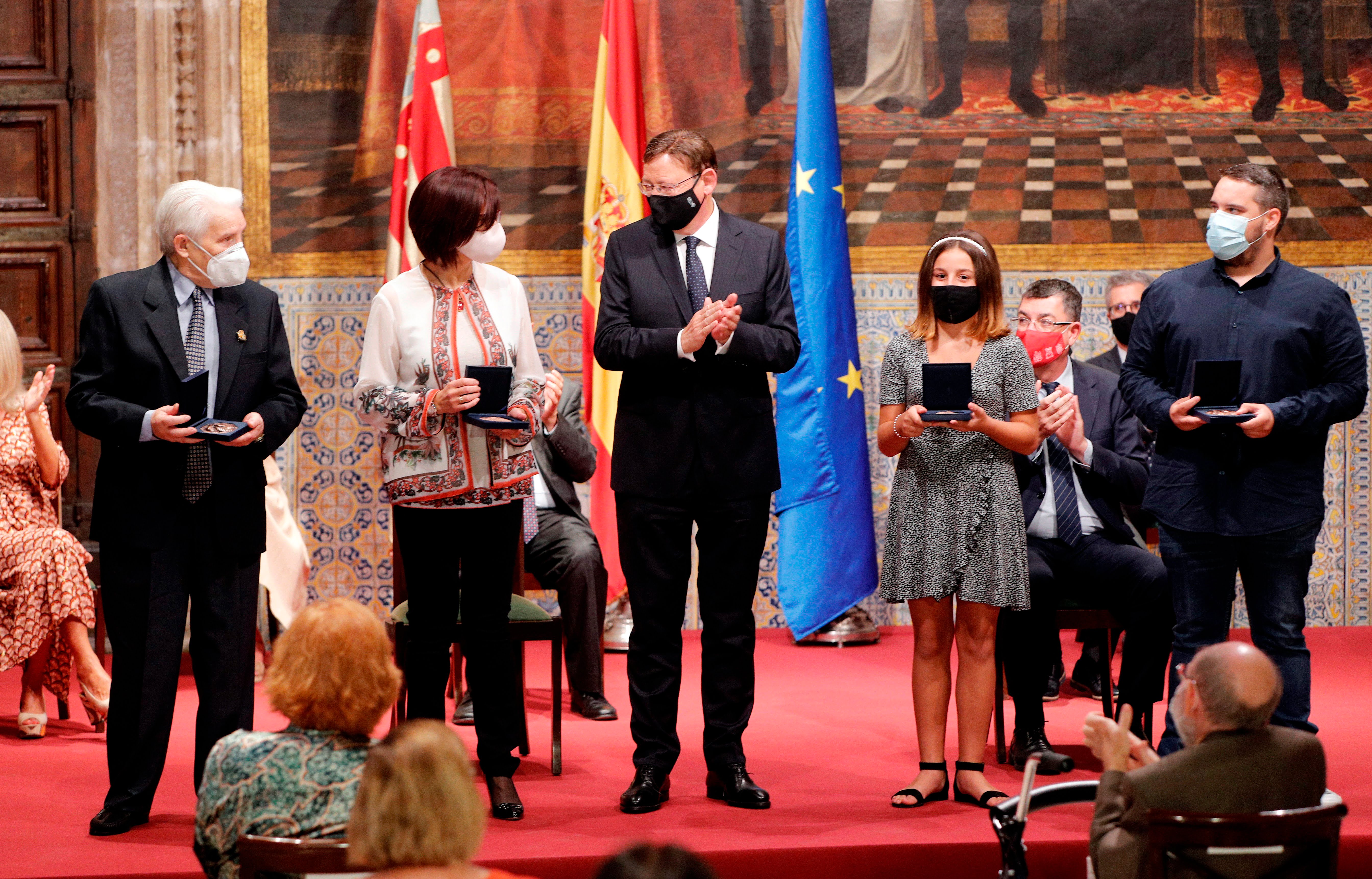 La xabiera Tania Ferrer recoge el premio 9 octubre en la Generalitat