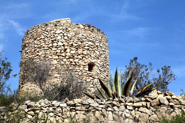Molino de La Plana de Xàbia, con piedra característica de la zona