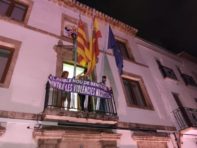 Imagen: Noche violeta en El Poble Nou de Benitatxell