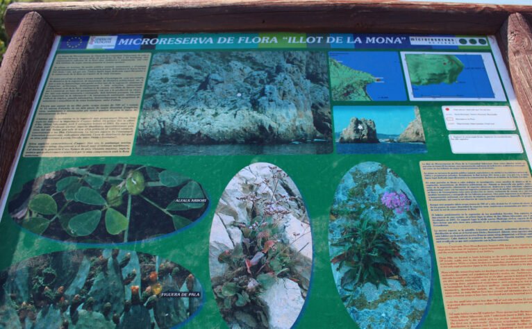 Panel informativo sobre la microrreserva de flora de l'Illot de la Monta, en el Cabo de San Antonio de Jávea