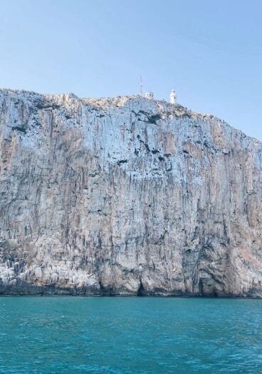 Pared vertical del Cabo de San Antonio desde el mar
