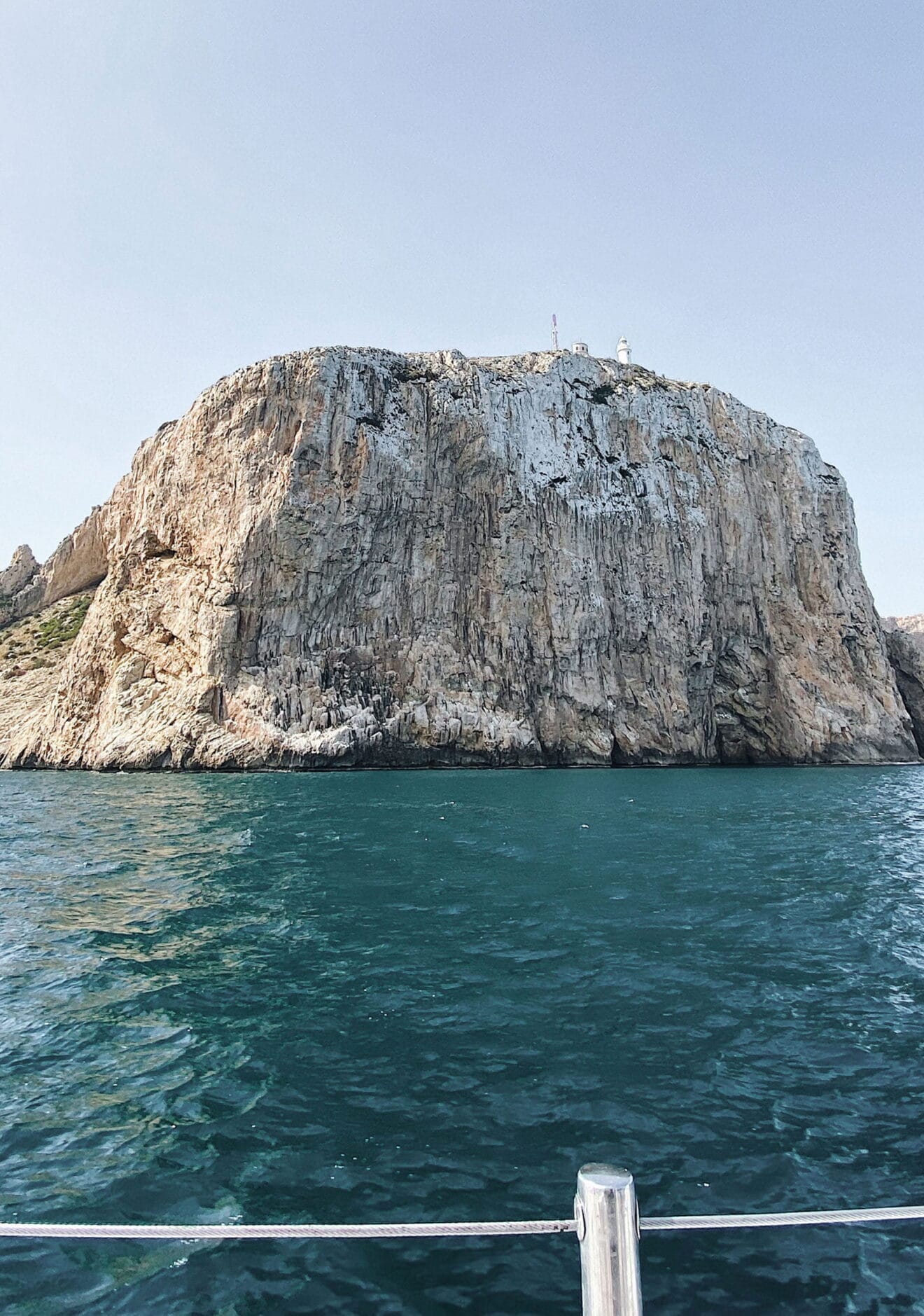Impresionante pared del acantilado del Cabo de San Antonio, con el faro arriba