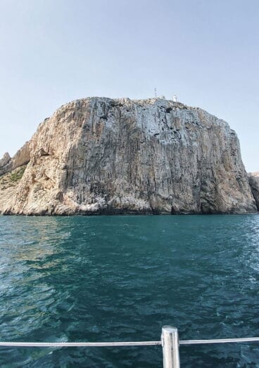 Impresionante pared del acantilado del Cabo de San Antonio, con el faro arriba