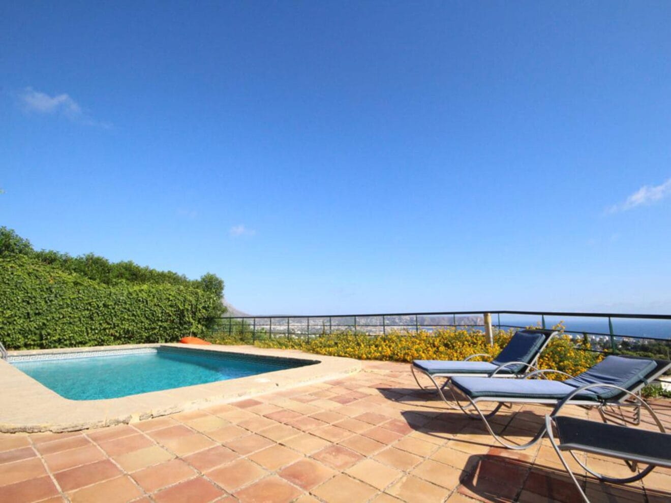 Piscina de una villa en venta en El Tosalet en Jávea - Atina Inmobiliaria