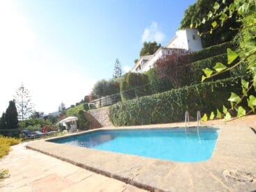 Piscina y jardín en una villa en venta en El Tosalet en Jávea – Atina Inmobiliaria