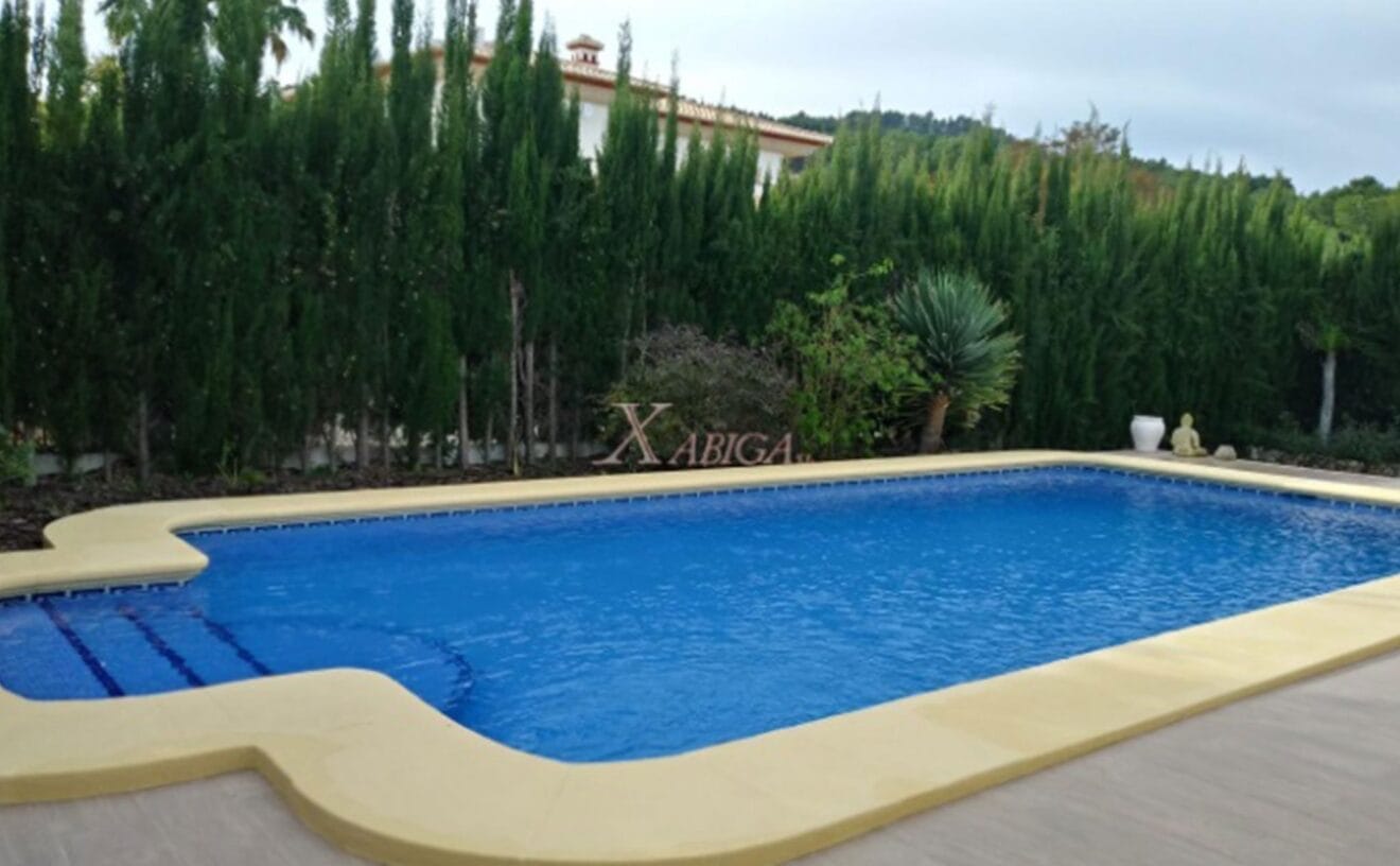 Piscina de un chalet en venta en Jávea - Xabiga Inmobiliaria