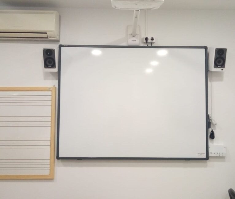 Pizarras digitales en la Aulas de la Escuela de Música de Benitatxell