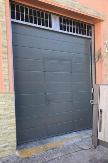 Puerta seccional en un garaje – Alucardona PVC y Aluminios S.L.