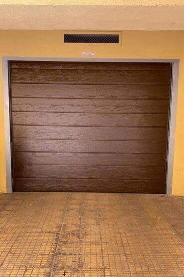 Una puerta seccional en un garaje – Alucardona PVC y Aluminios S.L.