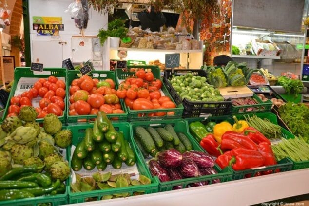 Imagen: Puesto de fruta y verdura del Mercat Municipal