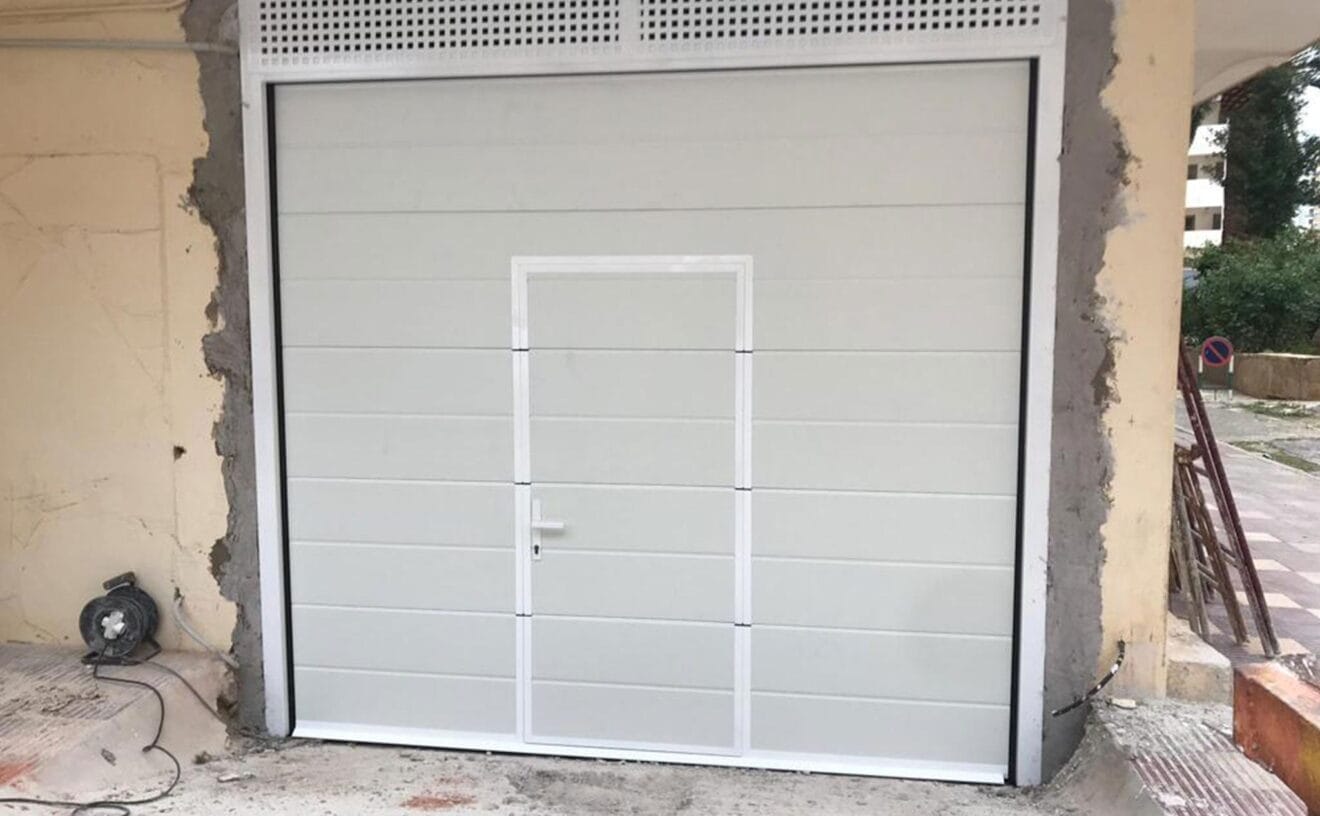 Resultado de la instalación de una puerta seccional en un garaje - Alucardona PVC y Aluminios S.L.
