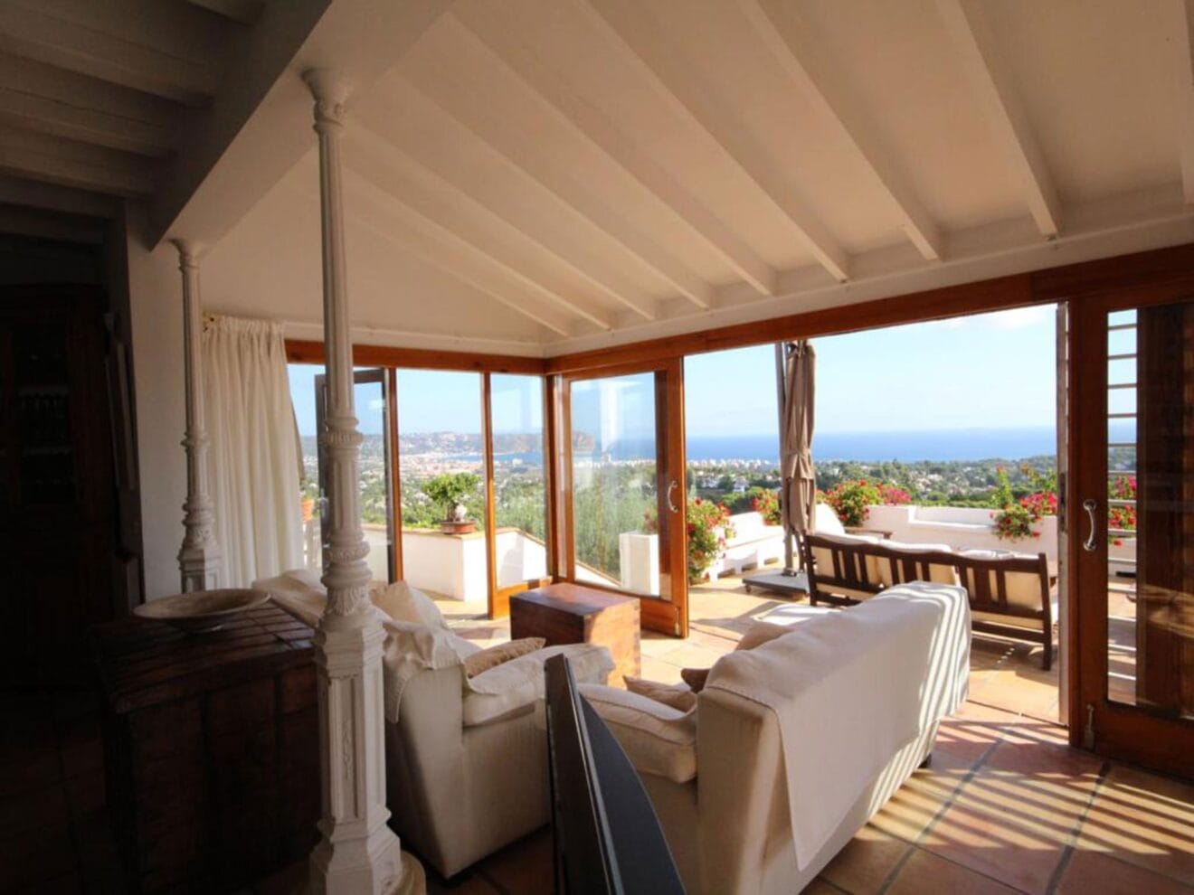 Salida a la terraza en una villa en venta en El Tosalet en Jávea - Atina Inmobiliaria