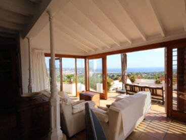 Salida a la terraza en una villa en venta en El Tosalet en Jávea – Atina Inmobiliaria