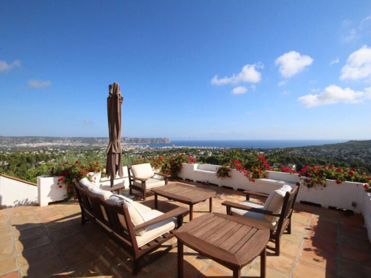 Terrace and furniture of a villa for sale in El Tosalet in Jávea - Atina Inmobiliaria