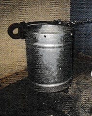 Imagen: Un pozal donde se puede ver la pieza gruesa de hierro junto al asa