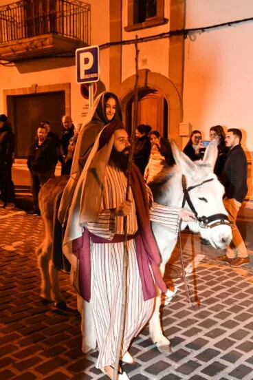 La Virgen María y San José en la Cabalgata de Reyes de Jávea, en su recorrido por el casco histórico