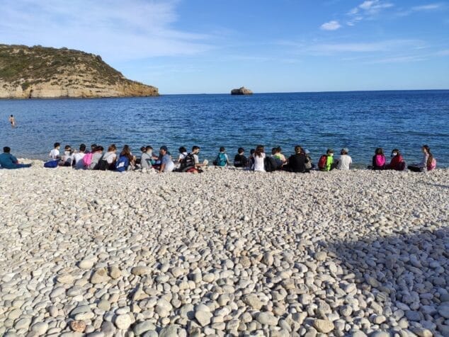 Imagen: Visita del alumnado del CEIP Mediterrània a la Playa de la Barraca