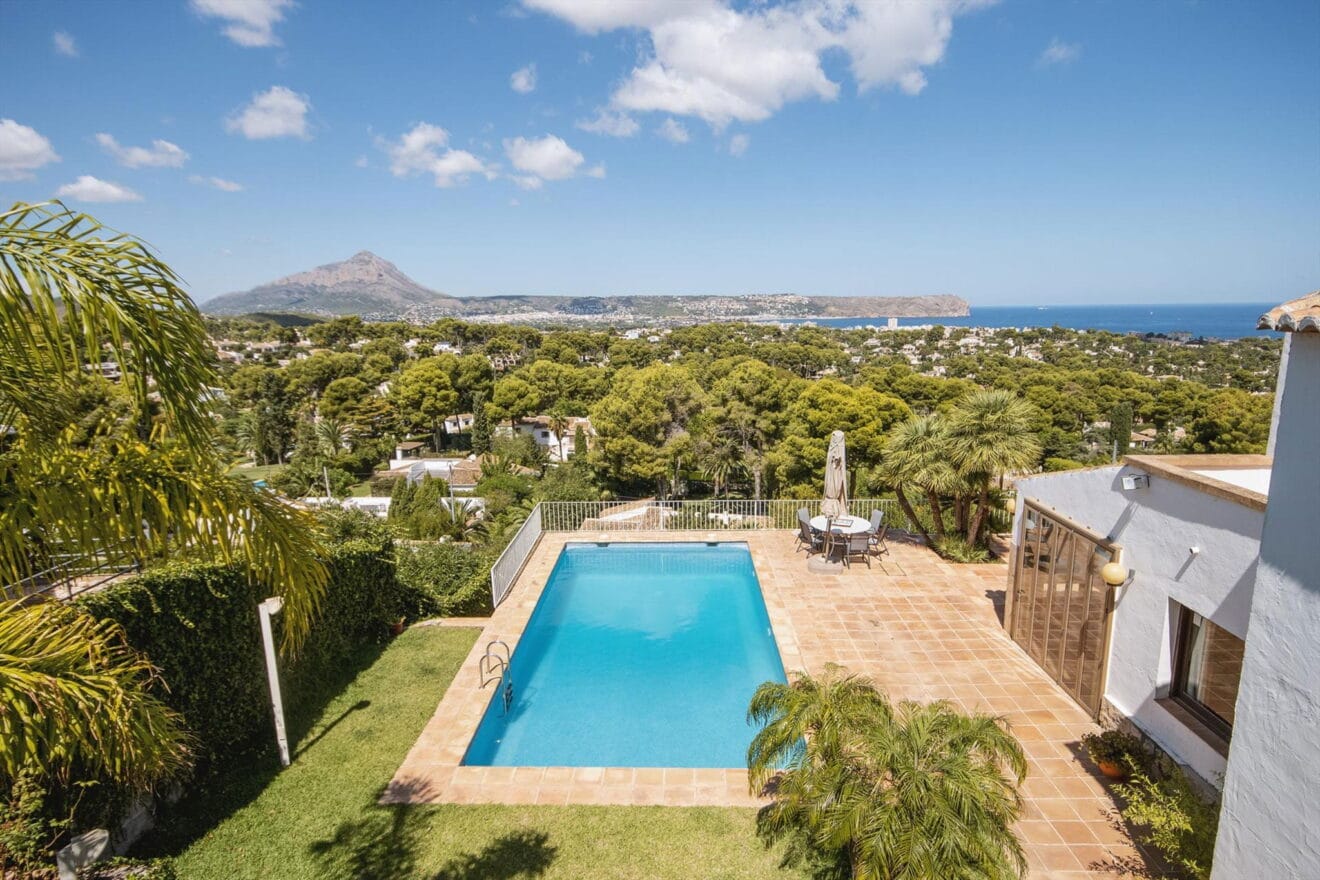 Vista desde lo alto de un chalet vacacional para ocho personas en Jávea - Aguila Rent a Villa