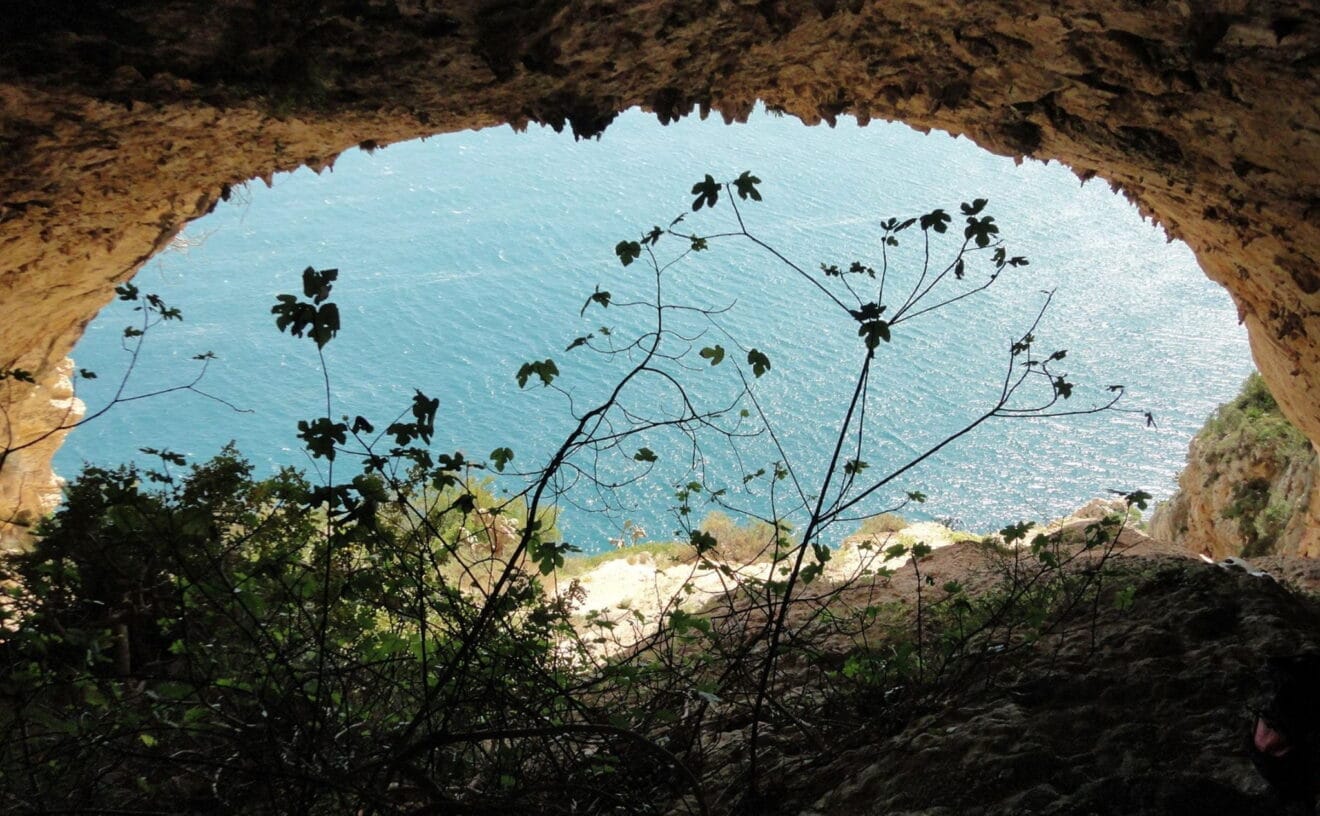 Vista desde el interior de una de les Coves Santes (Autor: Gato Jim)