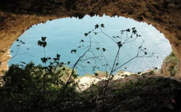 Vista desde el interior de una de les Coves Santes (Autor: Gato Jim)