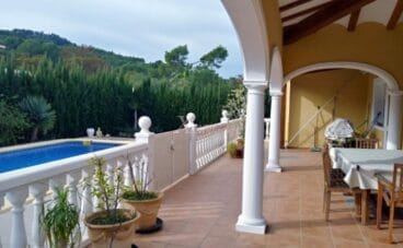 Vista de la terraza cubierta de un chalet en venta en Jávea – Xabiga Inmobiliaria
