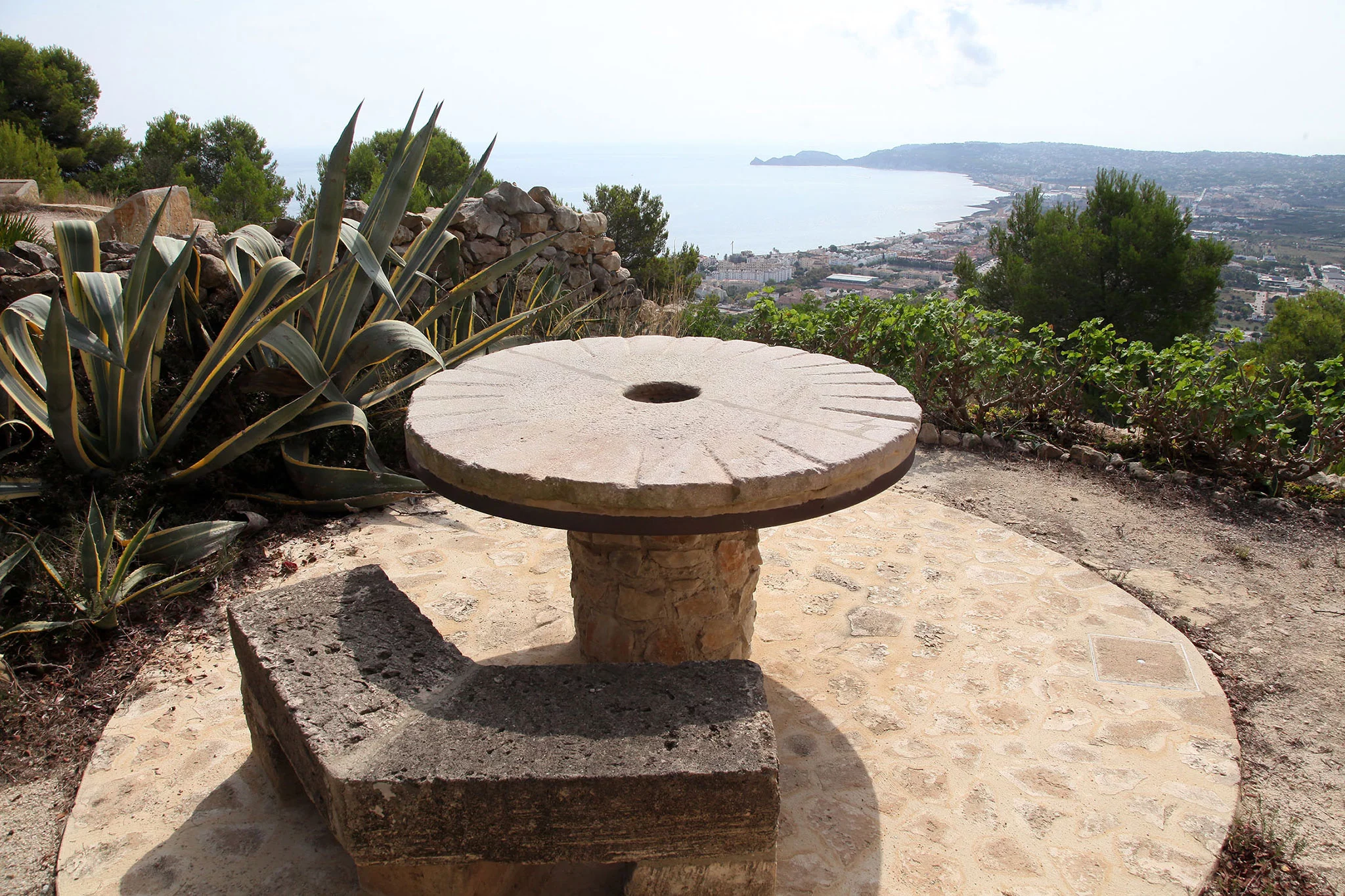 Vistas desde una mesa de piedra junto a los molinos de Les Planes de Xàbia