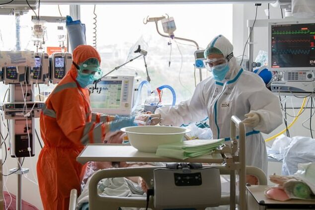 Imagen: Atención en el hospital comarcal durante la pandemia del coronavirus