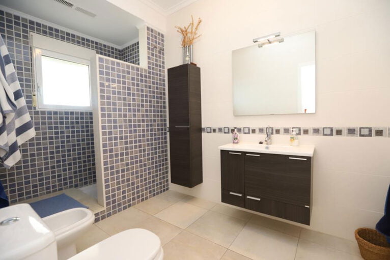 Badezimmer in einer Villa mit Blick auf La Sella - Promociones Denia, SL