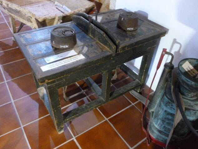 Imagen: Báscula con la que se pesaban en las casitas las almendras, la pasa o las algarrobas