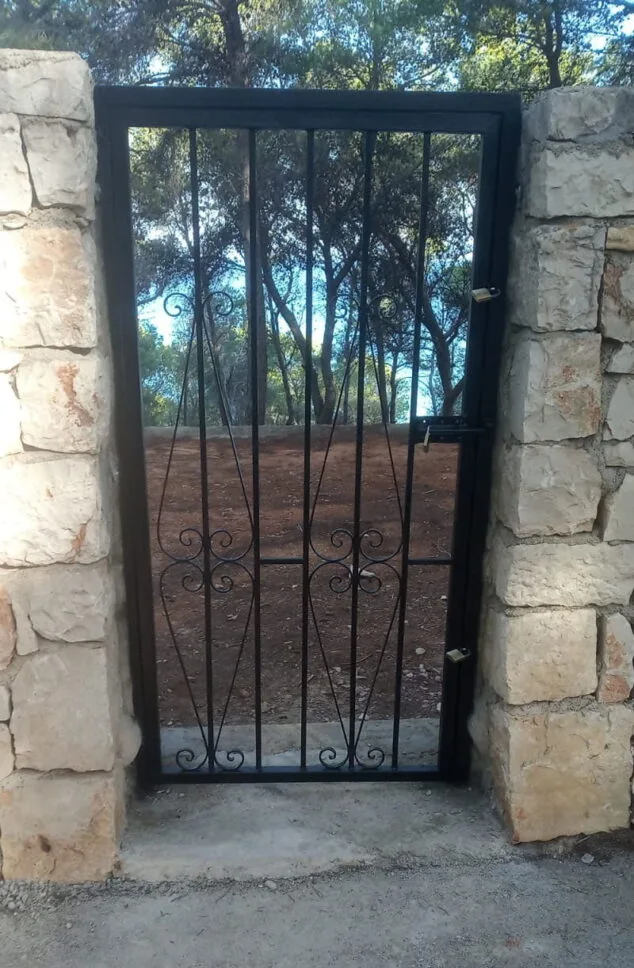 Imagen: Cierre de acceso a la Cala del Francés