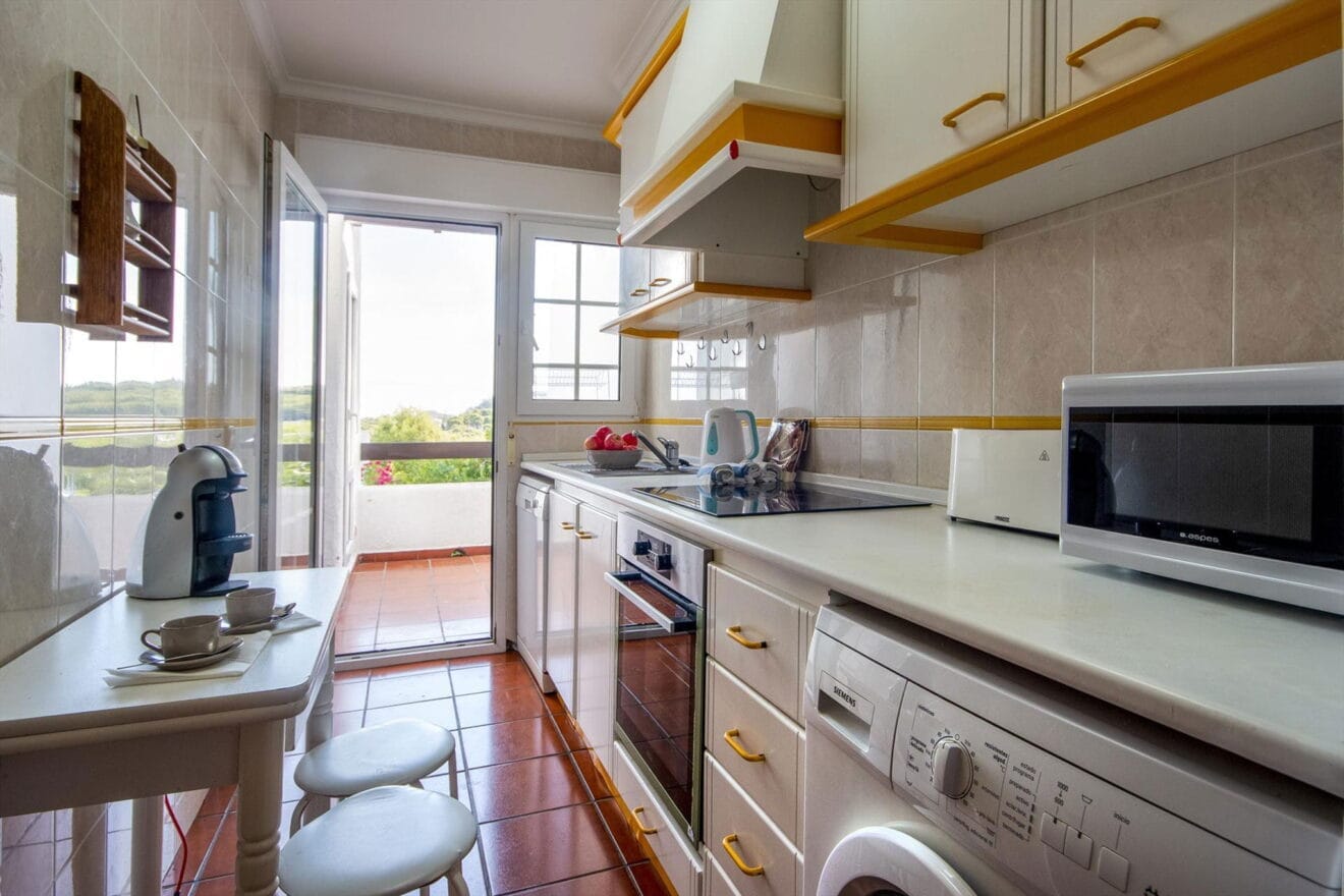 Cocina de una casa de vacaciones en Jávea para ocho personas - Aguila Rent a Villa