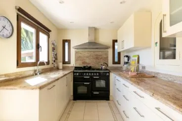 Cocina de una casa de vacaciones en Jávea – Quality Rent a Villa