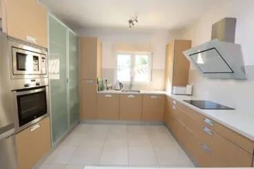 Cocina en una villa con vistas en La Sella – Promociones Denia, S. L.