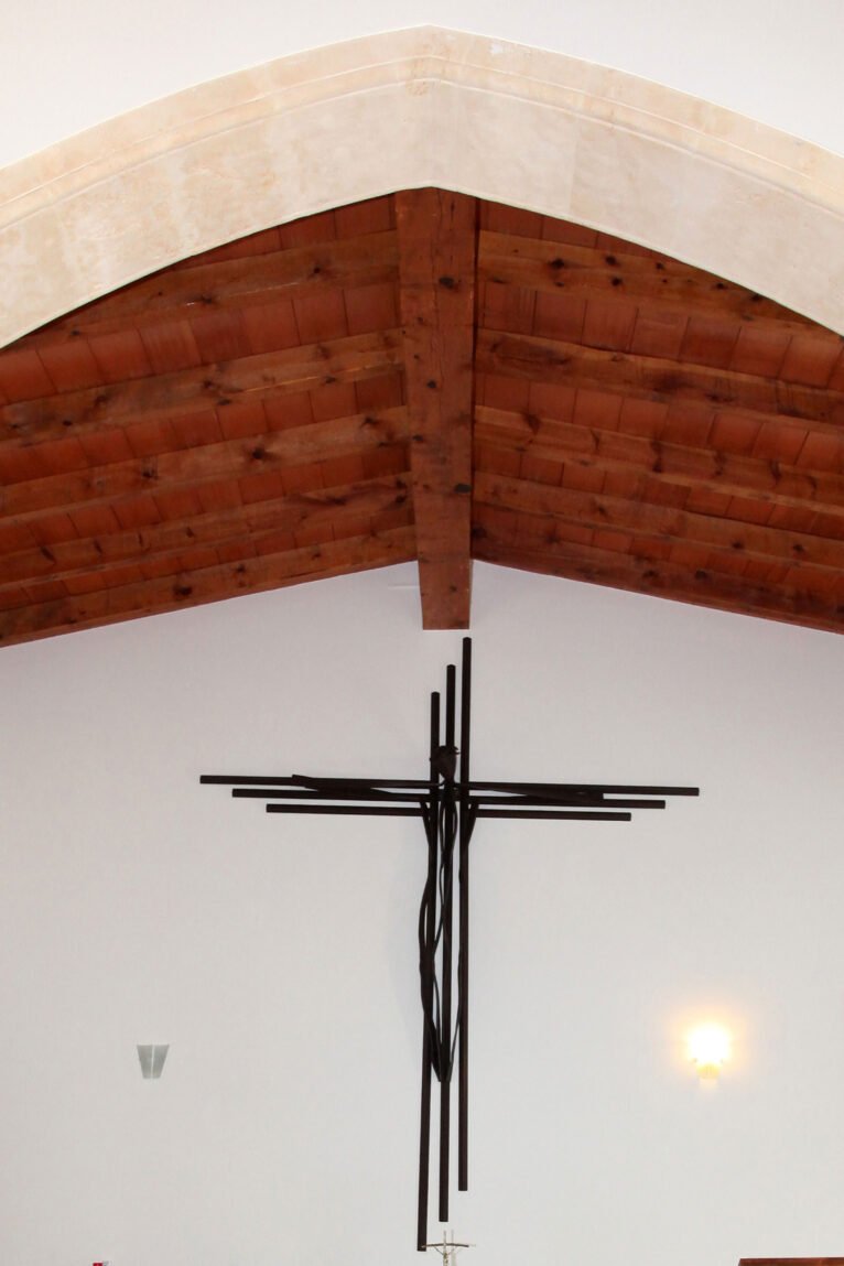 Cruz de hierro de la Ermita de San Sebastián de Jávea, obra del artista Toni Marí | Imagen: Tino Calvo