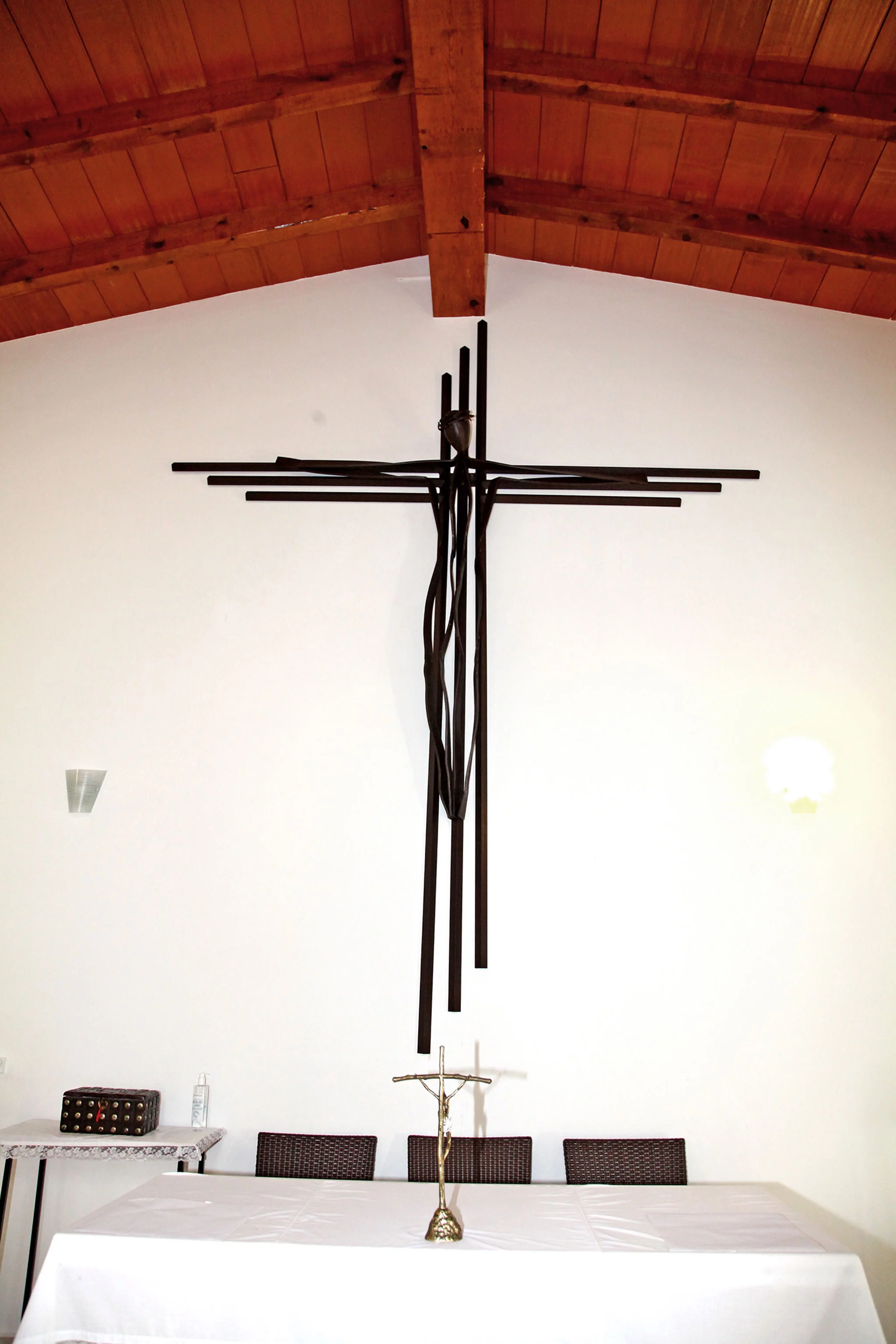 Cruz del altar de la Ermita de Sant Sebastià de Xàbia, realizada por el artista Toni Marí | Imagen: Tino Calvo