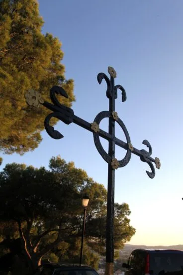 Cruz en el exterior de la Ermita del Cristo del Calvario de Jávea