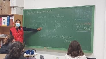 Cruz Roja explica a los alumnos su labor con la migración